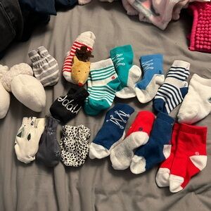 16 pairs baby boys socks and mittens 0-12 months sizing infant